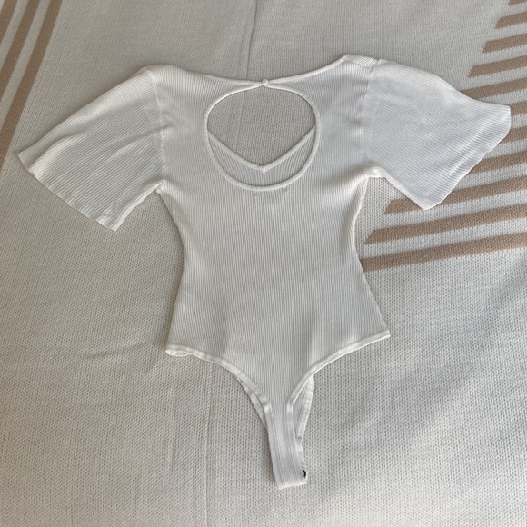Beautiful white bodysuit by Amuse Society - Picture 5 of 8